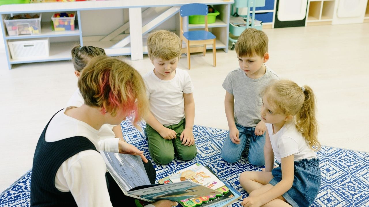 What are the principles of Montessori teaching?